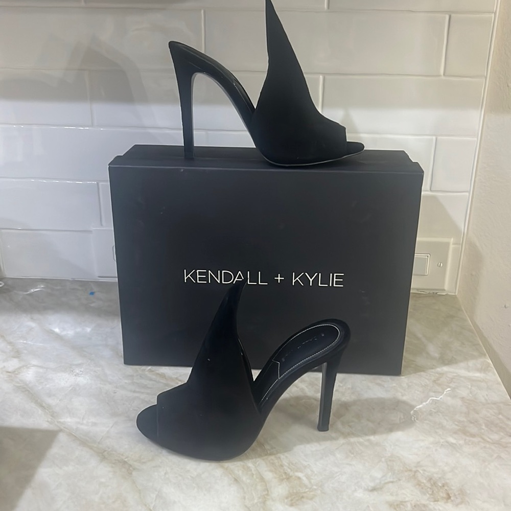 KENDALL + KYLIE ESSIE NBW NIB Size 7 M GORGEOUS
